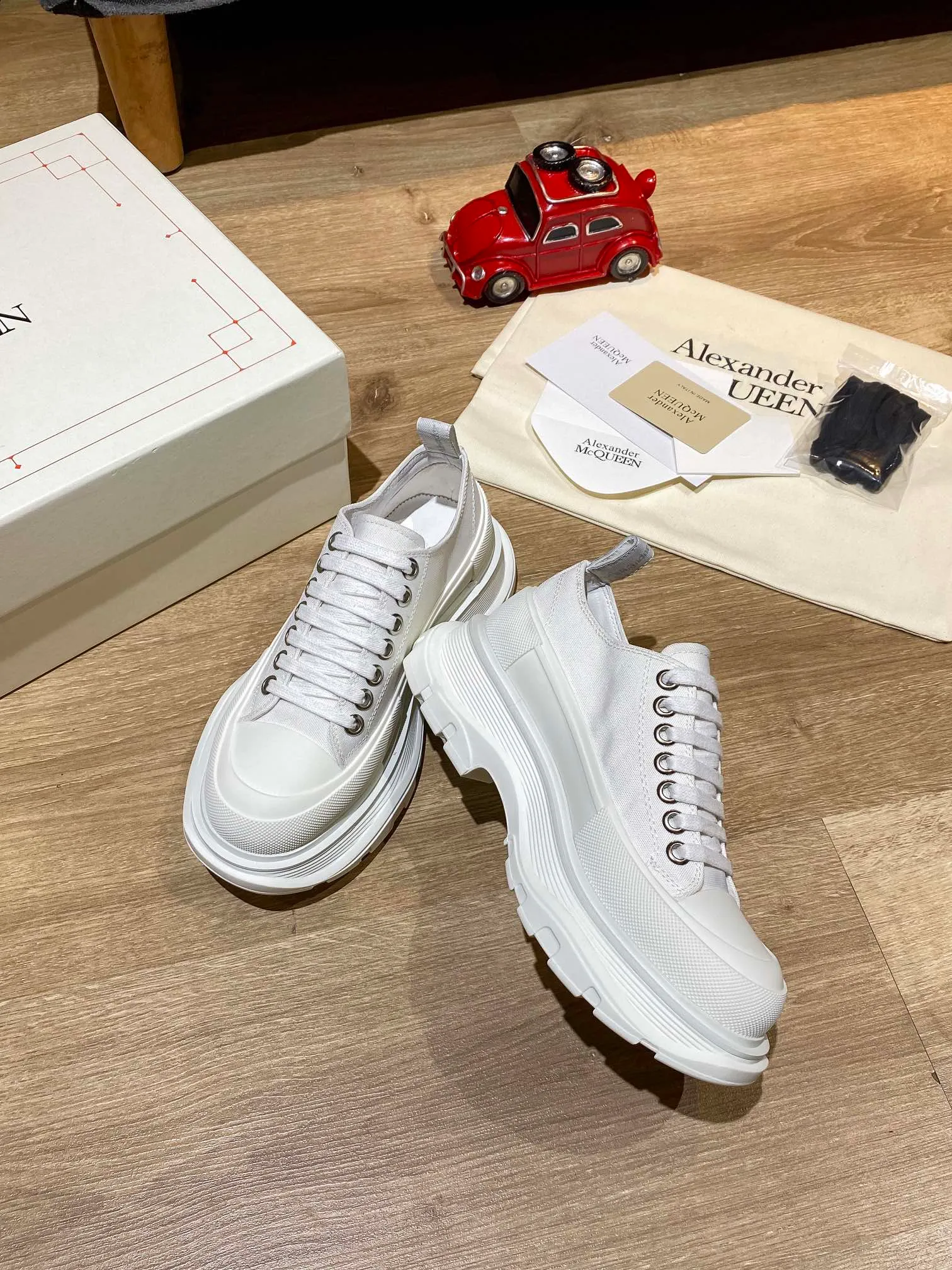 👟👟Ex-factory price 480👟👟 Alexander Mcqueen🚀🚀Couple model👫 MQ McQueen thick-soled platform shoes, the latest spring style in the counter, Xiaohongshu is popular. It is also a casual shoe that increases height and slimming 😄 Does not choose any style. The heel height is 6.5 cm, which is equivalent to wearing a pair of high heels. Slimming is inevitable. Black and white are versatile. Pink looks younger. Several colors are very popular. Purchased from the original order from hk. The highest quality in the market. A popular product. 👍 Material: Genuine customized space Monica cloth. Goat leather lining. Private model T👟👟Ex-factory price. U multi-layer combination outsole. Standard code number. Comes with a full set of the latest packaging at the counter. Code number: 35-40 for women and 39-44 for men.